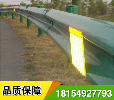 道路輪廊標(biāo)的英文名稱 Delineator，它是沿道路兩側(cè)邊緣設(shè)置、用于顯示道路邊界輪廓、指引車輛正常行駛、具有逆反射性能的一種交通安全設(shè)施，從功能上說(shuō)，輪廓標(biāo)是一種視線誘導(dǎo)設(shè)